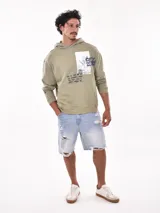 Canguro verde militar con capucha, bolsillo tipo canguro y estampado con texto e imagen de ciudad.