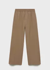 Pantalón wideleg color marrón claro, con cintura elástica, tiro medio, sin cierre, dos bolsillos laterales, estilo jogger y forro interior.