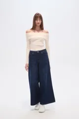 Pantalón de jean azul oscuro, ancho y de tiro alto.