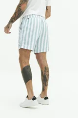 Short de baño con estampado a rayas verticales en tonos celeste y blanco, con cintura elástica ajustable con cordón, dos bolsillos laterales y uno trasero.