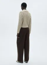 Sweater beige de punto calado con cuello polo y terminaciones acanaladas.