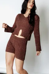 Buzo de lurex color chocolate, con cuello en V y abertura en el centro.