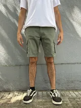 Bermuda de gabardina color marrón claro, corte recto, con bolsillos cargo laterales y bolsillos traseros con solapa.