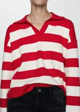 Jersey de rayas rojas y blancas con cuello tipo polo y mangas largas.