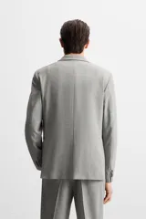 Blazer regular fit color gris claro confeccionado en tejido con lana. Tiene cuello con solapas de muesca, manga larga con puño abotonado, bolsillo de vivo en el pecho, bolsillos de solapa en la cadera, bolsillo interior, aberturas en la espalda y cierre frontal con botones.