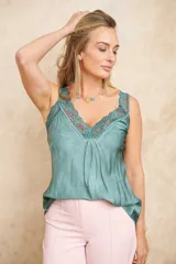 Musculosa color crema de seda con encaje en escote y breteles finos regulables.
