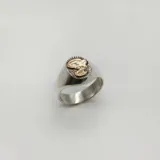 Anillo de plata 925 con aplique en oro 9k, con el símbolo de químico farmacéutico.
