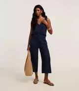 Musculosa sin mangas confeccionada en viscosa sostenible, con escote en pico y corte vertical.