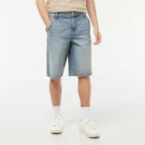 Bermudas de jean celeste con corte holgado.