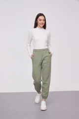 Pantalón de jogging verde oliva con cintura elástica y cordón ajustable. Presenta una franja blanca vertical a lo largo de la pierna y puños elásticos en los tobillos.