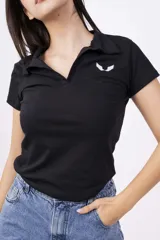 Chomba negra de corte ajustado, con cuello polo y logo bordado en el pecho.