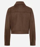 Campera de gamuza sintética color marrón, con cuello solapa, cierre frontal de cremallera y bolsillos laterales. Presenta un corte corto y recto (boxy fit).