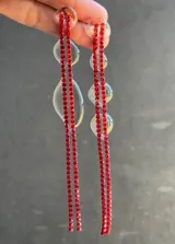 Aros colgantes largos con strass verde esmeralda y detalles de resina transparente.