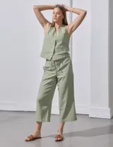 Pantalón crop verde de lino, con cintura alta y cordón ajustable.