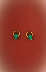 Aros tipo argolla dorados con dije colgante de piedra o vidrio tallado color verde esmeralda con vetas claras.