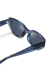 Lentes de sol negros con forma cat-eye, fabricados con materiales reciclados.