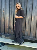 Sobrecamisa maxi negra de viscosa con tajos laterales y mangas 3/4.