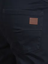 Pantalón negro de corte recto.