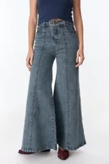 Pantalón de jean celeste con corte acampanado, tiro alto y costuras verticales al frente.