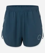 Bermuda deportiva para hombre de color azul, confeccionada en poliamida de secado rápido. Presenta cintura elástica con cordón ajustable, bolsillos funcionales y detalles laterales en blanco con estampa de lettering.