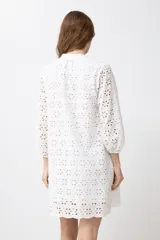Vestido corto blanco de broderie con cuello mao y mangas 3/4.