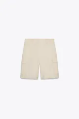 Bermuda color beige de lyocell, con tiro alto, trabillas en la cintura, bolsillos laterales con solapa, bolsillos de vivo en la espalda y cierre frontal con cremallera, botón y gancho metálico.
