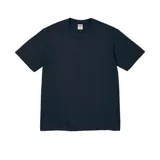 Camiseta azul con el logo de Supreme en el centro de la espalda, realizado con cinta plateada arrugada.