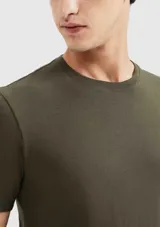 Camiseta básica de manga corta, cuello redondo y calce regular, color rojo jaspeado.