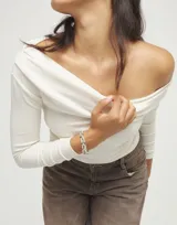 Pulsera de aleación de metales bañada en plata de ley con eslabones rectangulares.