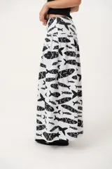 Falda larga blanca con estampado de peces negros.