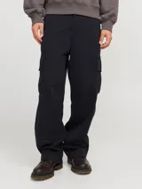 Pantalón cargo negro de pierna ancha con fit amplio y tiro medio alto. Cuenta con bolsillos delanteros, traseros y laterales, cierre con cremallera y puños doblados. Tejido woven resistente que no se estira.
