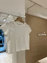 Remera gris de morley de algodón, básica, de manga corta y cuello redondo.