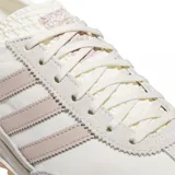 Championes Adidas SL 72 OG W color crema con detalles en rosa y suela color caramelo.