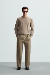 Jersey de hombre regular fit, color negro, tejido en hilatura de lana cashmere. Cuello redondo y manga larga con terminaciones en rib.