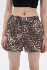 Short marrón con estampado animal print.