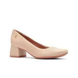 Zapato de cuero color beige con perforaciones, taco cuadrado y detalle de logo dorado en el lateral.