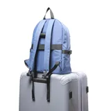 Mochila azul de tela con cierre doble, asa fija, forro interior textil, porta notebook y múltiples bolsillos externos.