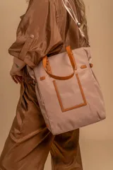 Bolso tote grande color beige claro con detalles y asas en cuero sintético marrón.