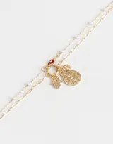 Collar dorado de doble cadena, una con dijes de perlas y ojo turco rojo, y otra con dijes de mano de Fátima y monedas.