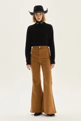 Pantalón de jean estilo oxford de tiro alto, color camel.