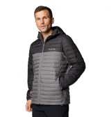 Campera Columbia con capucha, color verde oliva en la parte superior y gris claro en la parte inferior. Cuenta con cierre frontal, bolsillos laterales con cierre y logo de la marca en el pecho.