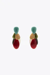 Aros colgantes metálicos con piezas de resina de colores en forma de gota. Cierre con tuerca y clip.