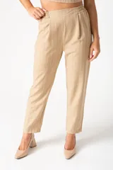 Pantalón color beige con finas líneas verticales blancas, tiro alto y corte palazzo.