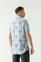 Camisa de hombre estampada, de manga corta y fit slim. Presenta cartera abotonada y logo bordado.