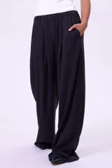 Pantalón palazzo color terracota, de tiro alto con pinzas y lazo en la cintura.