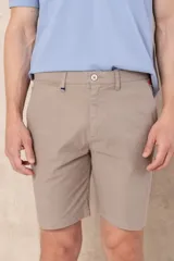 Bermuda color beige de corte clásico con bolsillos laterales y traseros.