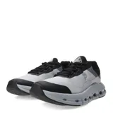 Championes negros con capellada de malla y suela con orificios.