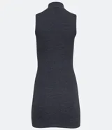 Vestido corto gris oscuro, sin mangas y con cuello alto. Ajustado al cuerpo, confeccionado en tejido de punto acanalado.