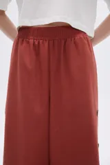 Pantalón palazzo estampado con cintura elastizada.