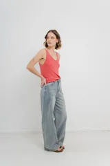 Pantalón jean de tiro alto, corte ancho y pierna cónica.